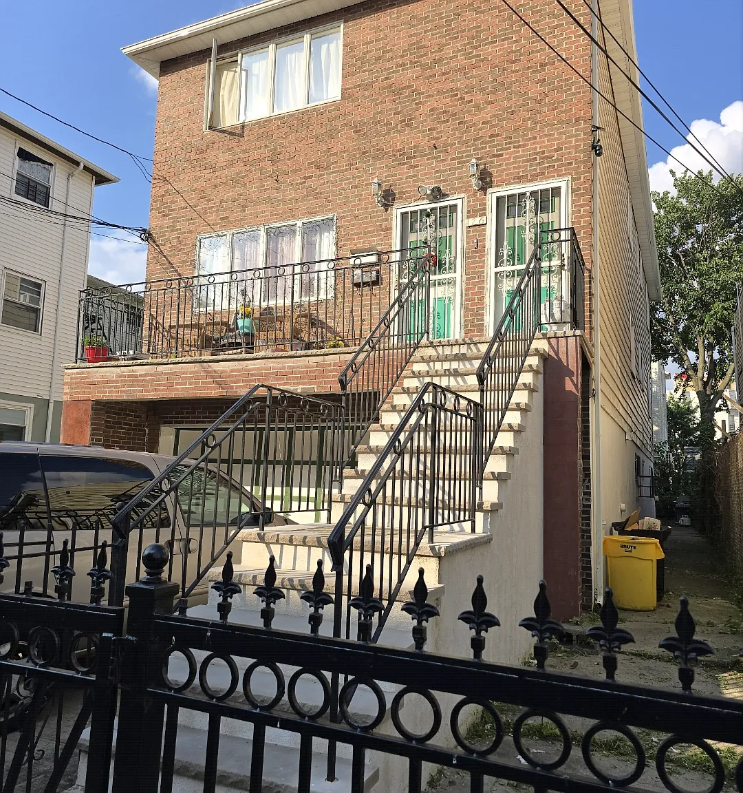 126 Seaview Ave — Photo 1