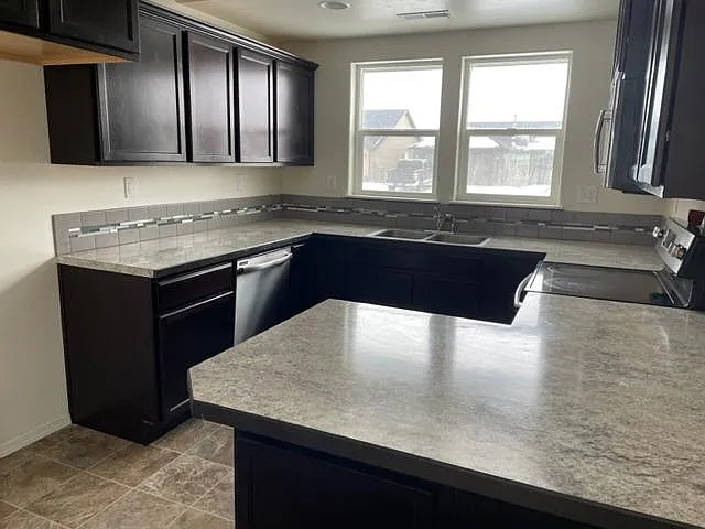 3 bed, 1242 sqft, $1,900 — Photo 3