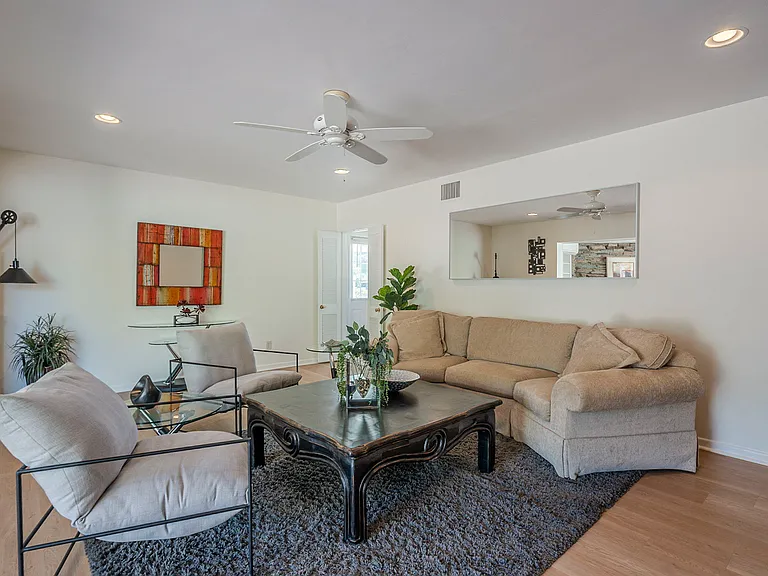 Living room
All comfortable seating !