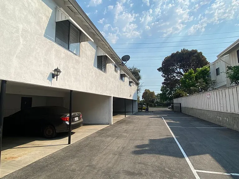 521-523 E Live Oak Ave — Photo 15