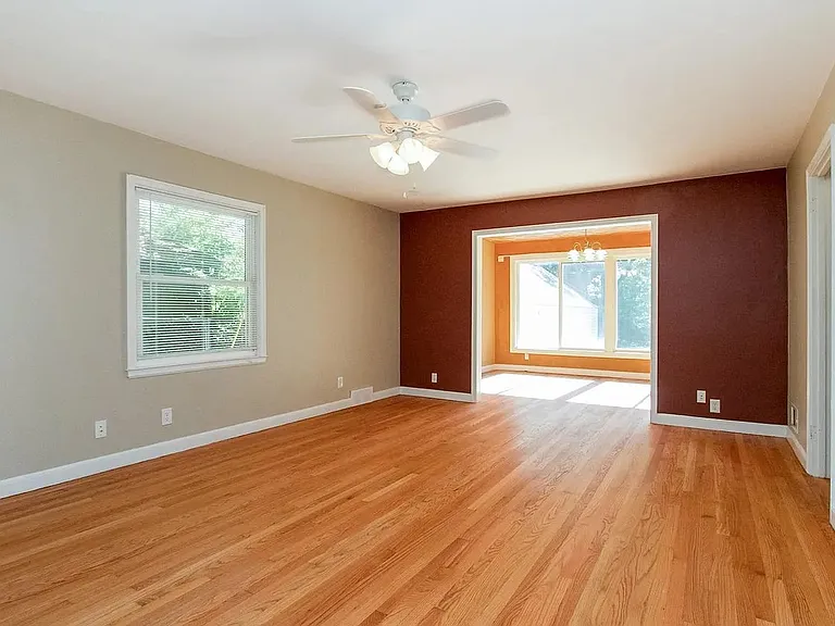 330 N Franklin Ave — Photo 3