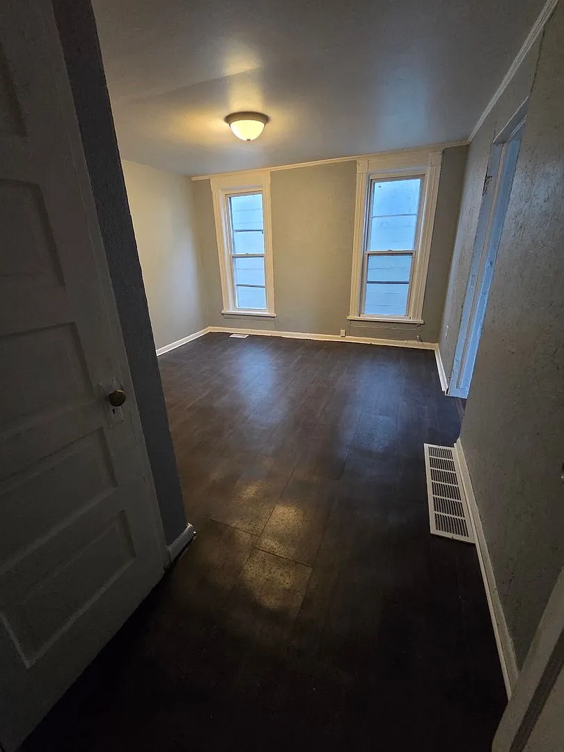 Building Photo - 405 E 13th St #1