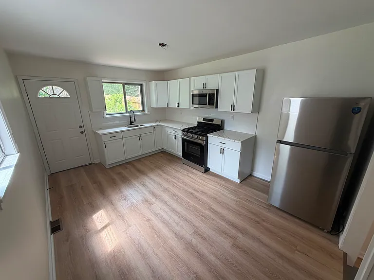 729 Warner St — Photo 3