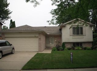 2291 Traverse Dr, Troy, MI 48083
