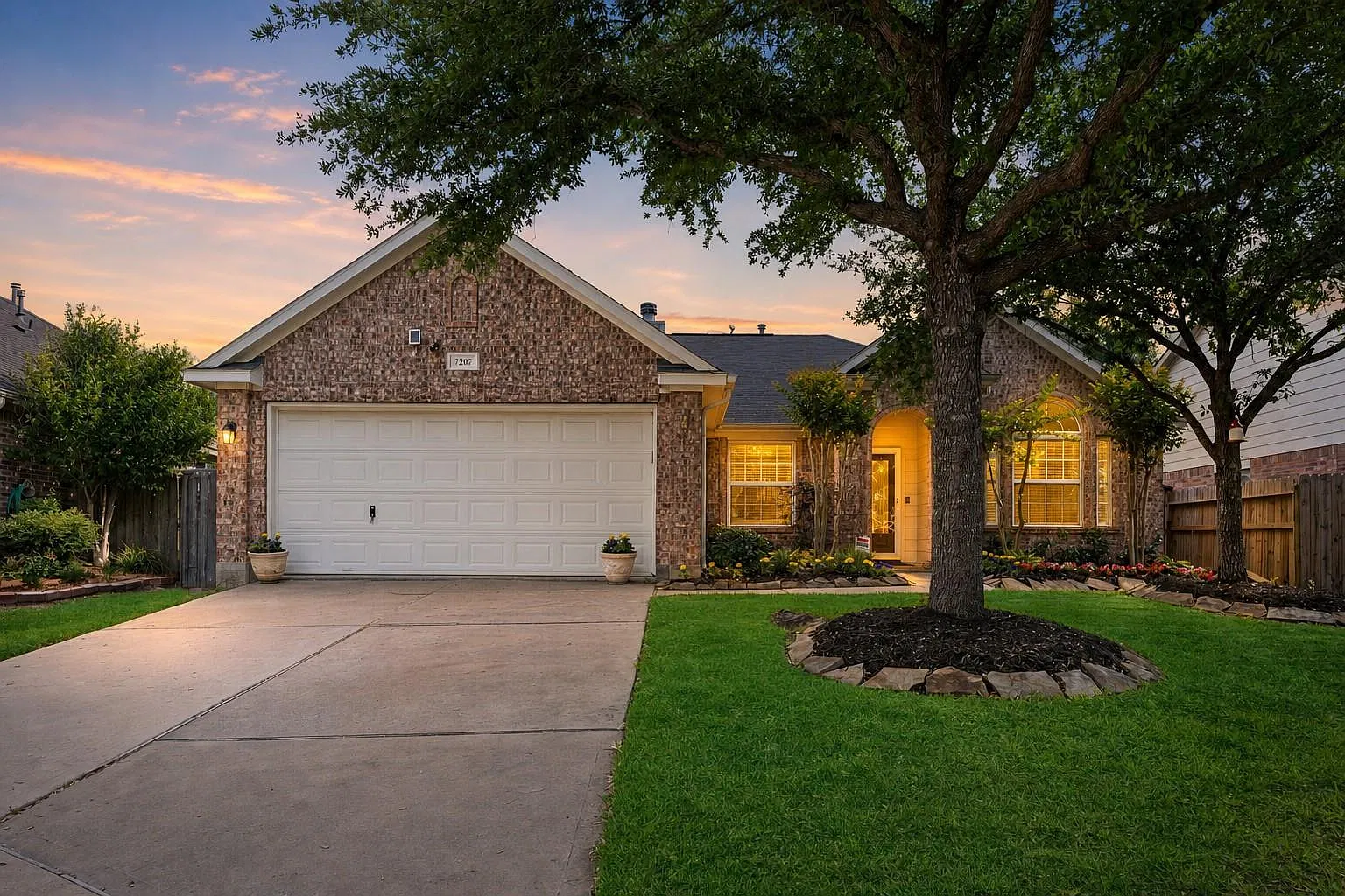 3 bed, 2.0 bath, 2026 sqft, $2,300 — Photo 2