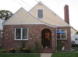 8 Lyons Ave, Roseland, NJ 07068