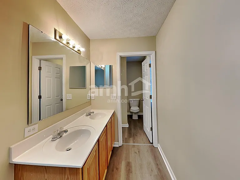 1009 Legacy Ln — Photo 13