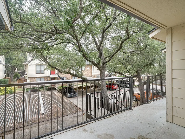 6646 E Lovers Ln — Photo 23