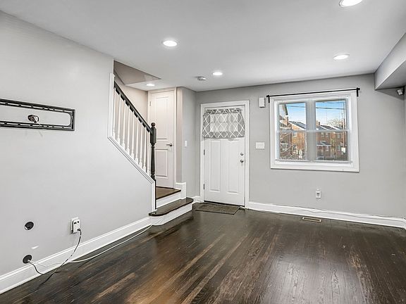 4th image of 812 Burns St SE