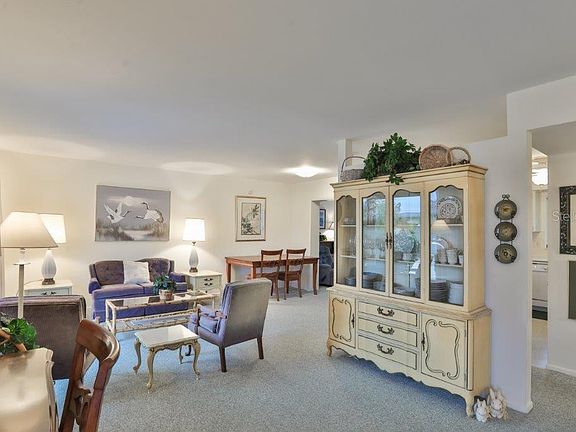 5th image of 905 La Jolla Ave
