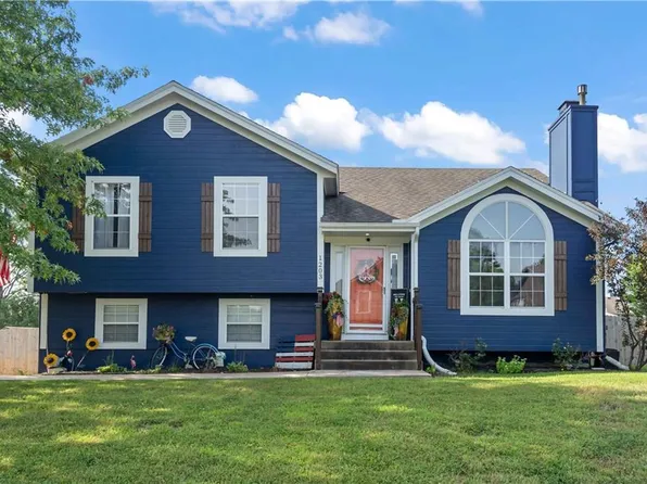 1203 Cypress Dr, Greenwood, MO 64034