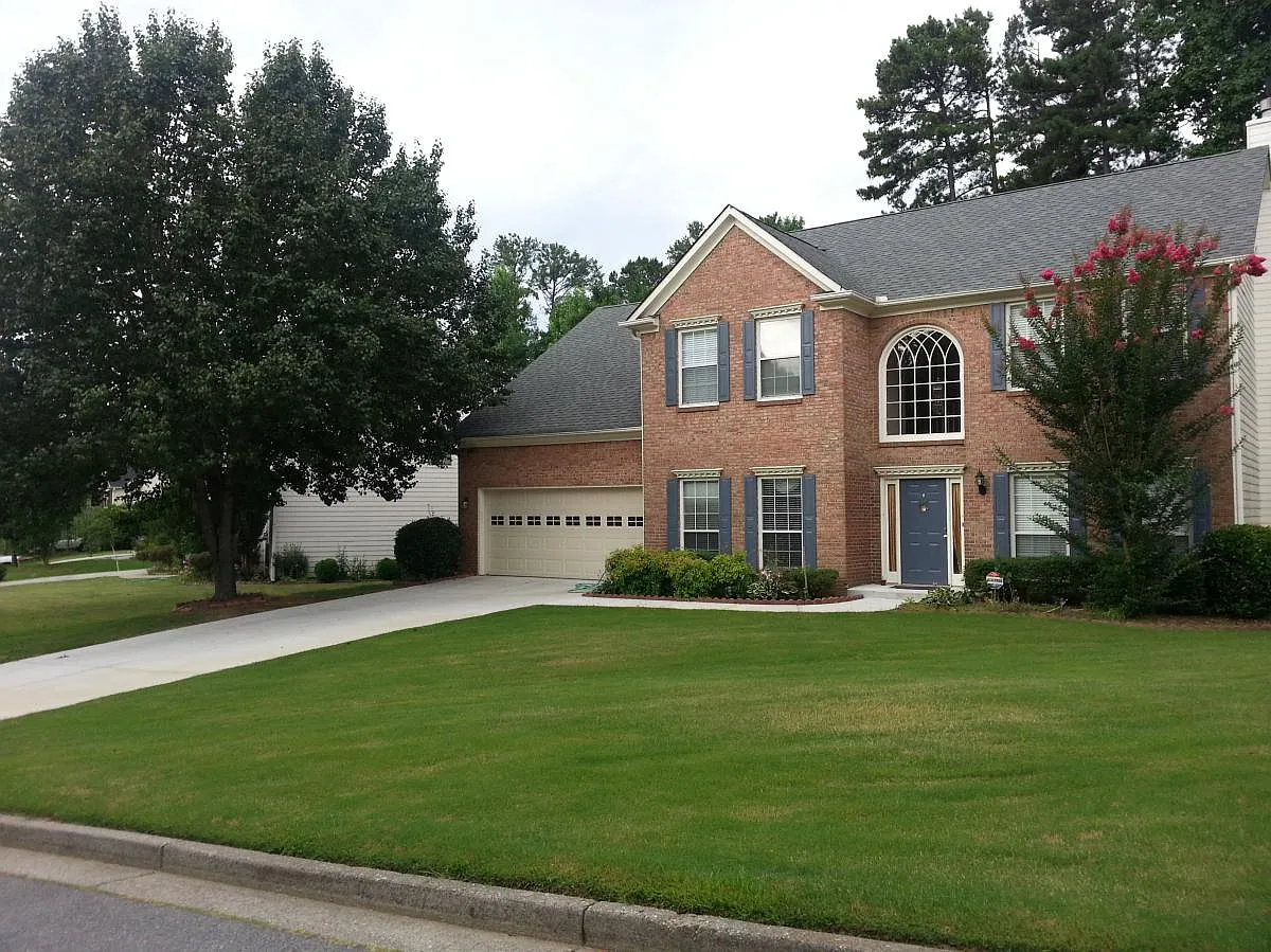 4 bed, 2.5 bath, 2500 sqft, $2,900 — Photo 2