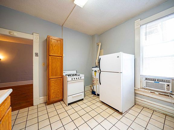 4th image of 250 1/2 W 5th Ave #R