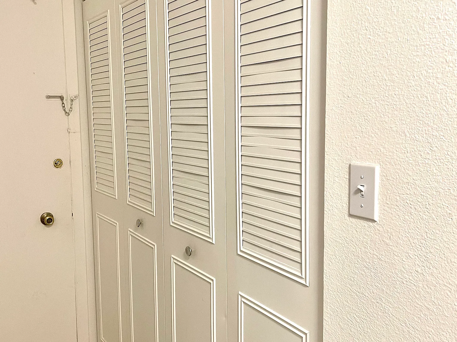 2375 S Linden Ct — Photo 3