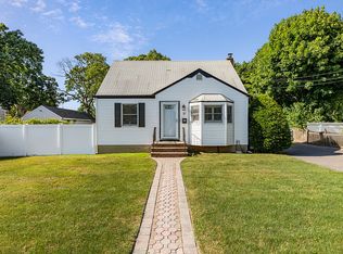 37 Alice Rd, West Islip, NY 11795