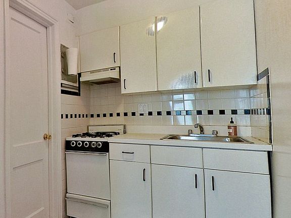 4th image of 147 E 61st St APT 4A
