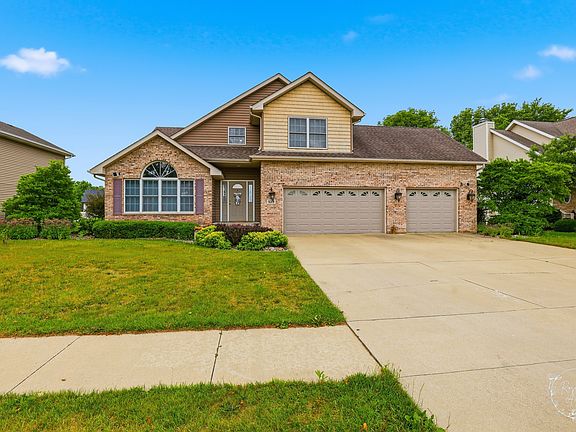 3rd image of 529 Hollyberry Ln