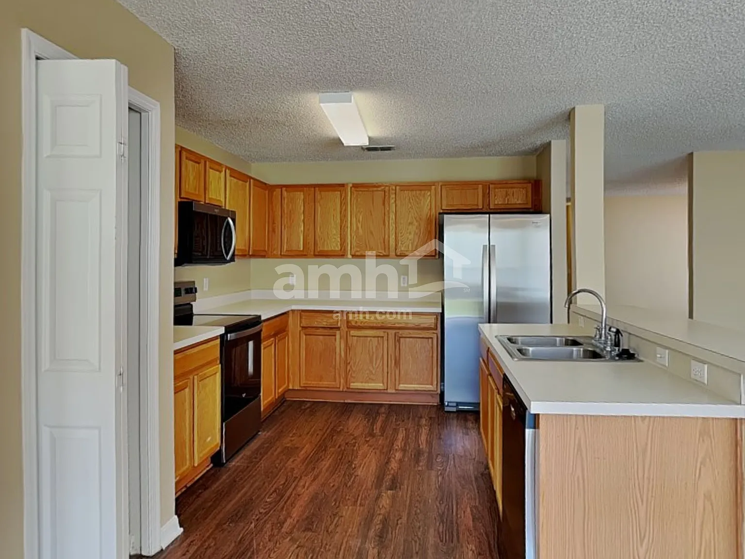 4 bed, 3.0 bath, 2208 sqft, $2,755 — Photo 3