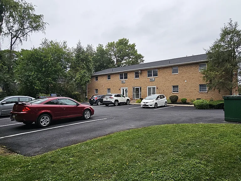 305 Thomas Dr #8 — Photo 17
