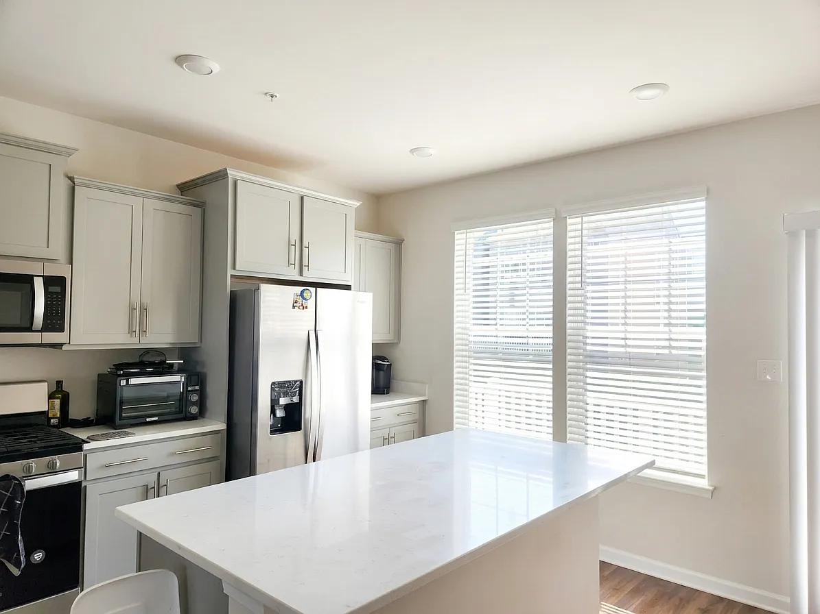 3 bed, 2.5 bath, 2135 sqft, $3,200 — Photo 2