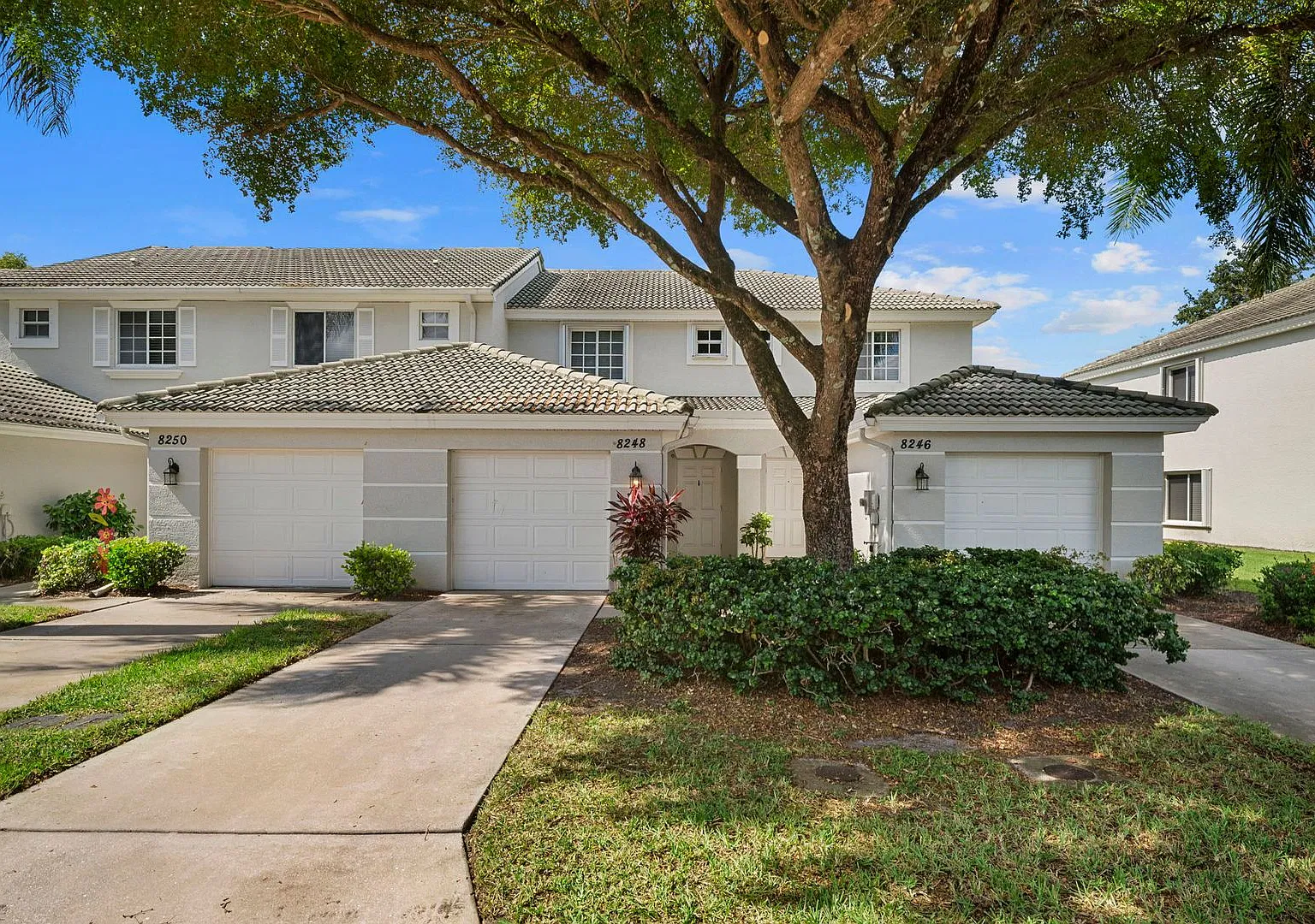 Stunning 2-bedroom, 2.5-bathroom townhome located in Fort Myers — Photo 1