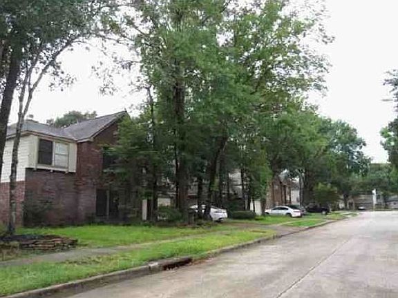 Exterior Neighborhood (street photo)