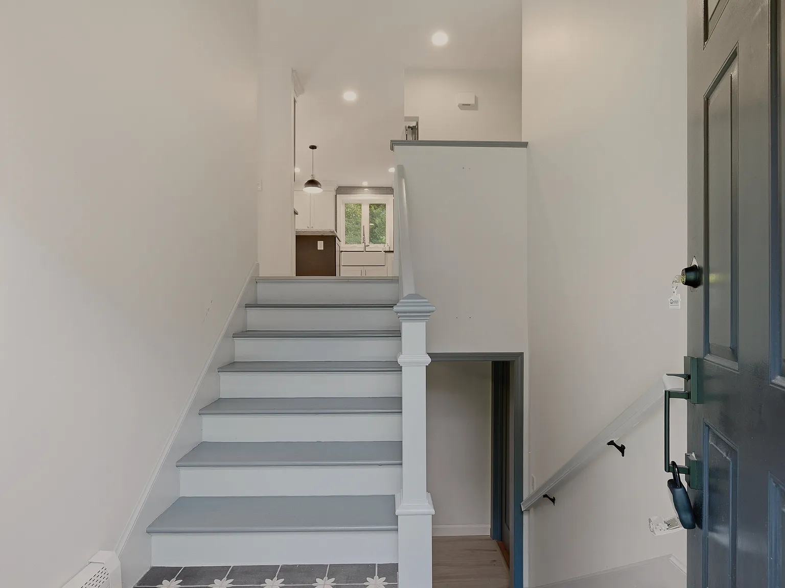 4 bed, 2242 sqft, $3,995 — Photo 3