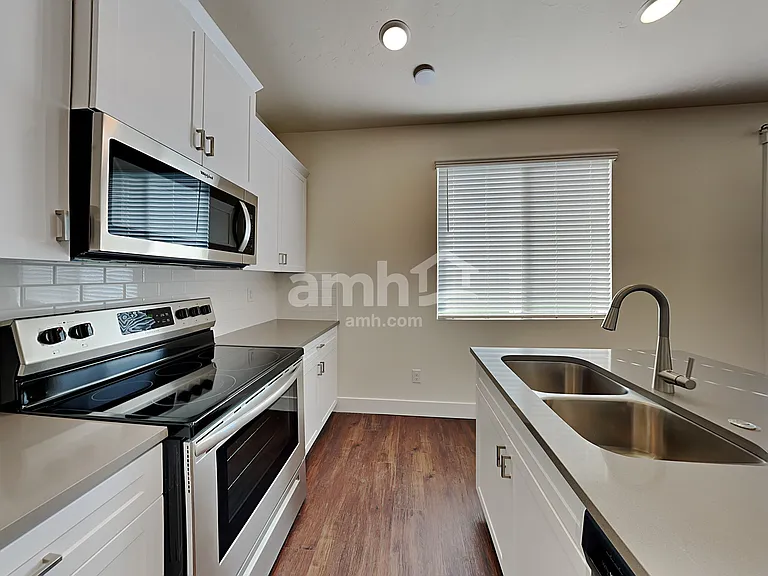 1017 S Moorside Ave — Photo 4