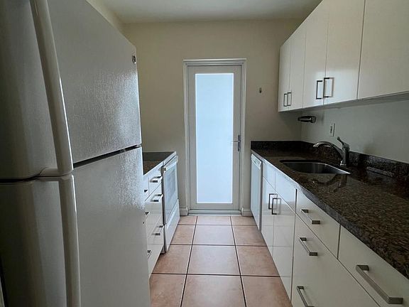 5th image of 1940 Biarritz Dr Unit 2-1940-2