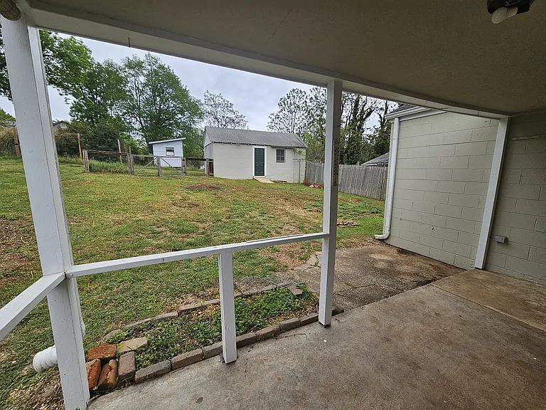 909 Rockland Ave — Photo 21