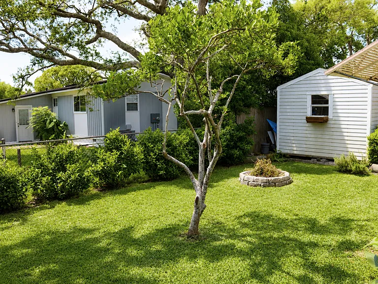 111 Shores Blvd — Photo 23