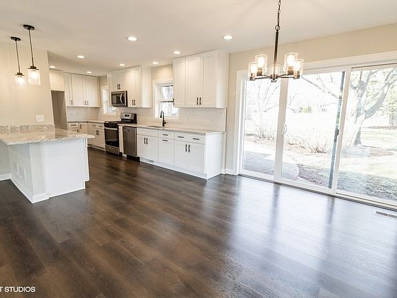 5th image of 40 Glenbrook Dr