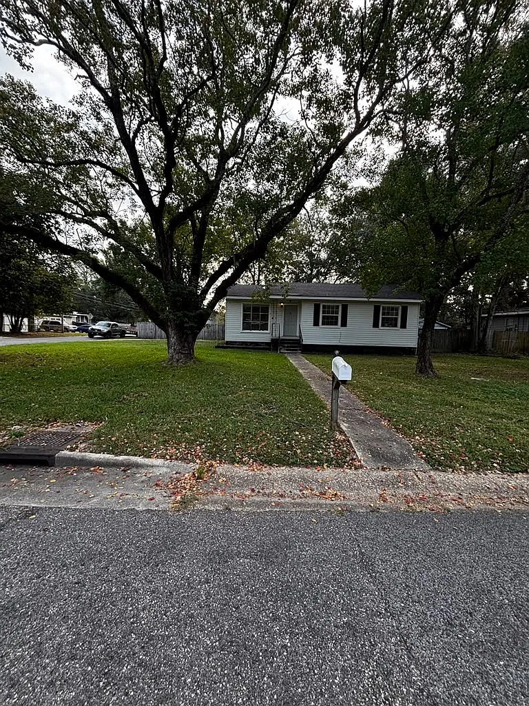 3 bed, 1042 sqft, $1,400 — Photo 1