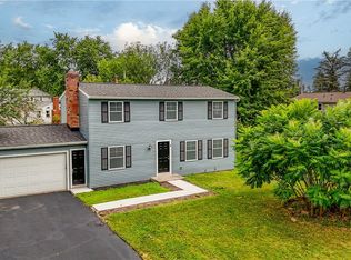 4 Beckenham Ln, Fairport, NY 14450