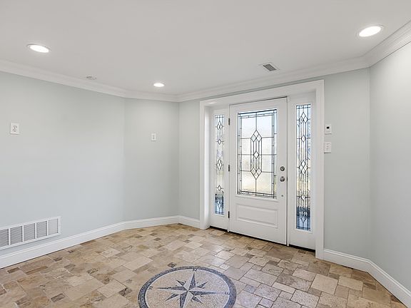 4th image of 200 Somerset Ln