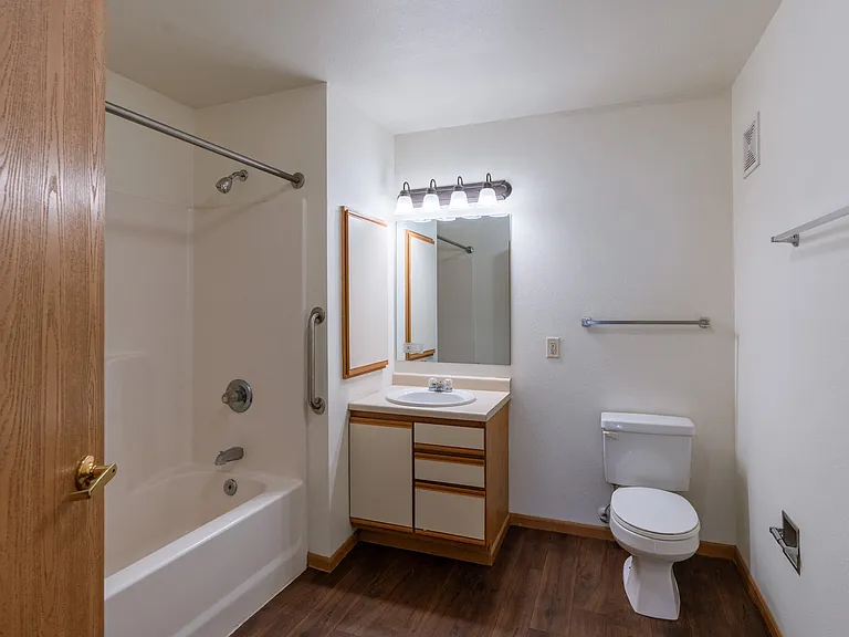 Grand Forks, ND Autumn Ridge Apartments | Bathroom