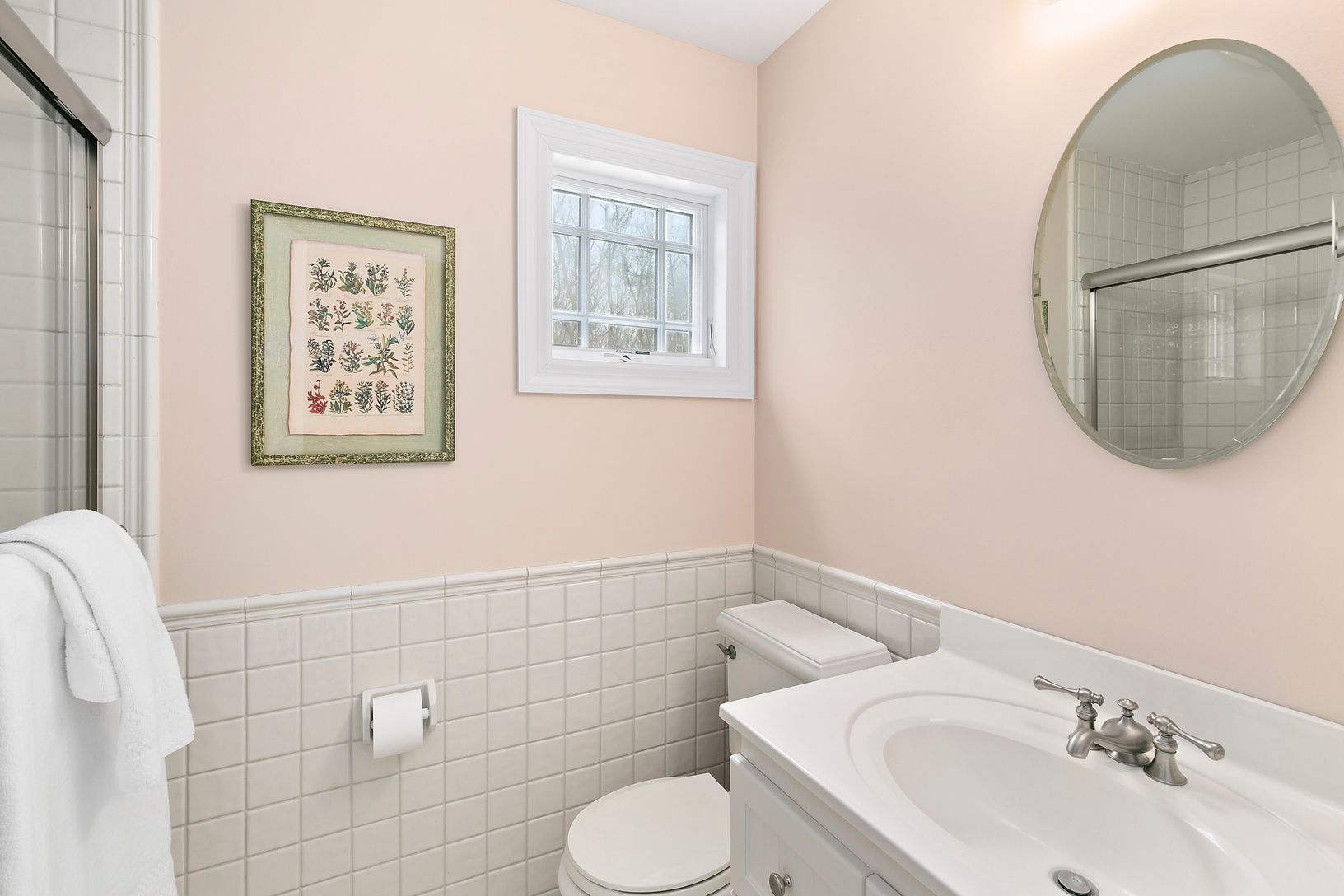  First Floor Guest/Staff En-suite Bath