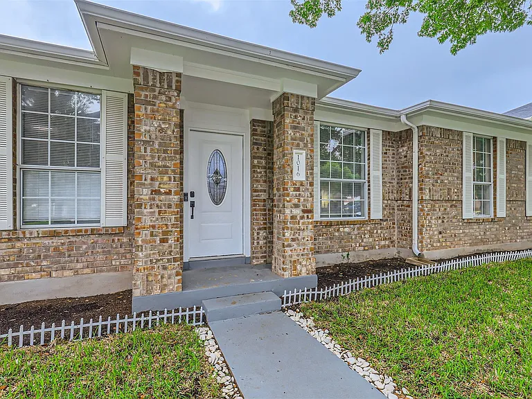 1016 Thackeray Ln — Photo 3