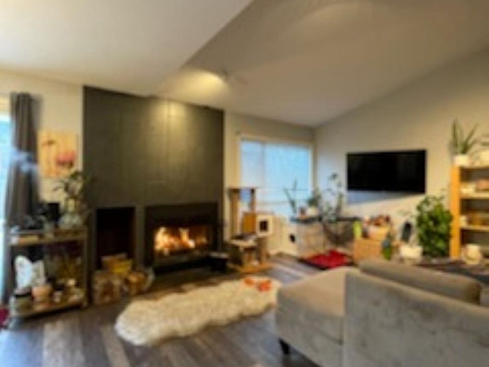 Come get cozy by the warm fire and relax in a spacious liviing room.