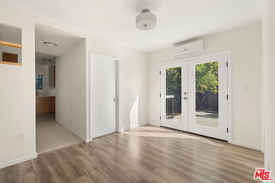 2 bed, 1.0 bath, 950 sqft, $3,200 — Photo 3