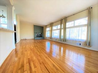 33 Old Town Ln, Halesite, NY 11743