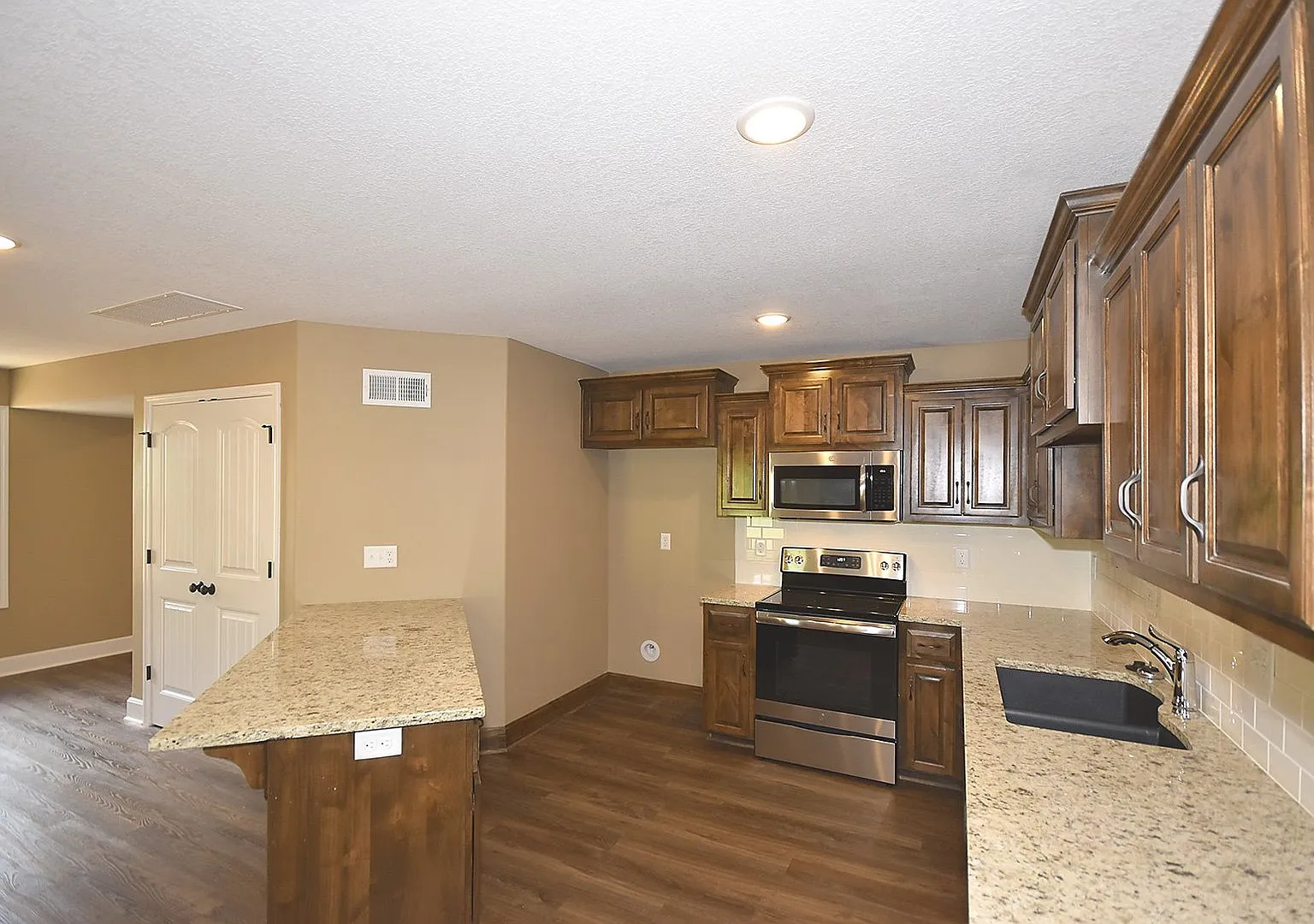 3 Bedroom 2.5 Bath Duplex — Photo 4