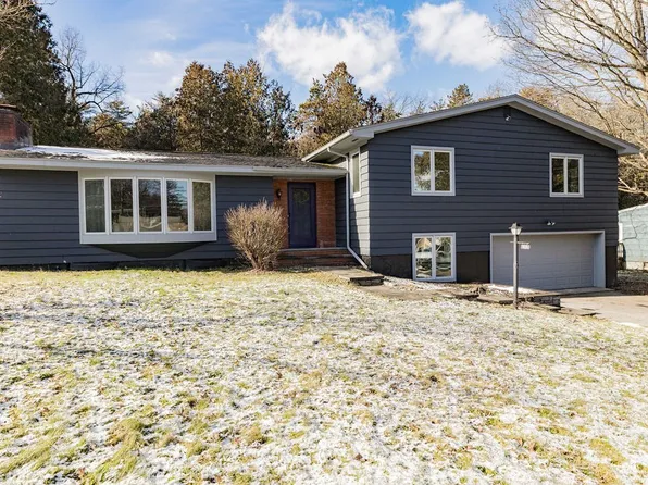305 Edwards Dr, Fayetteville, NY 13066