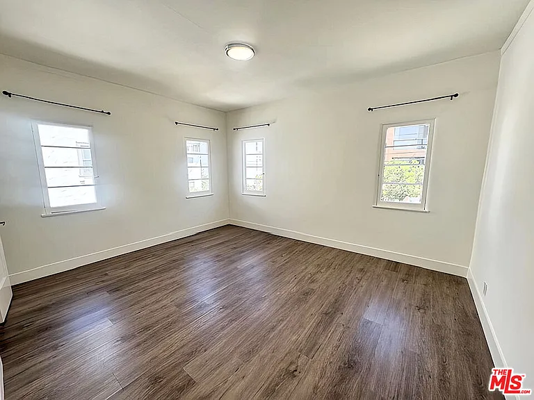 126 1/2 N Hamilton Dr — Photo 23