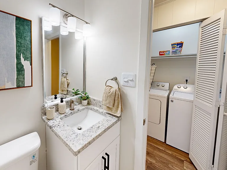Newly Renovated 2 bed 1.5 bath-Villas at North Point and South Point Apartments