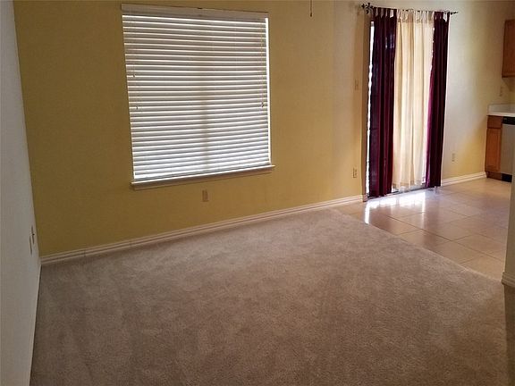 3rd image of 1601 Parkwood Dr
