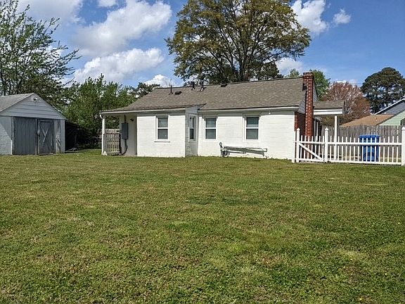 3rd image of 1121 Hawthorne Dr