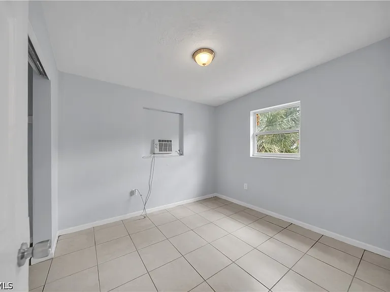 1527 Gardenia Ave — Photo 18