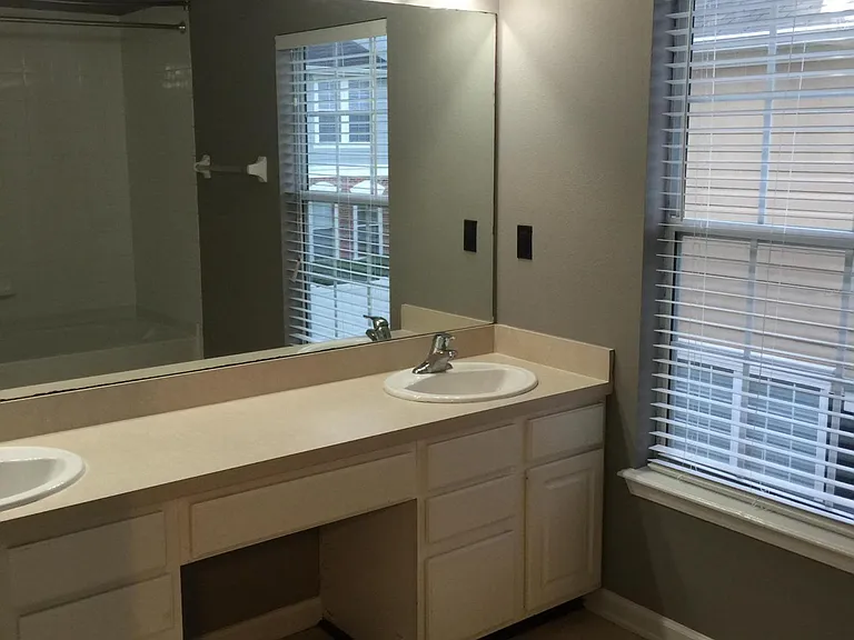4235 Highwood Dr — Photo 8