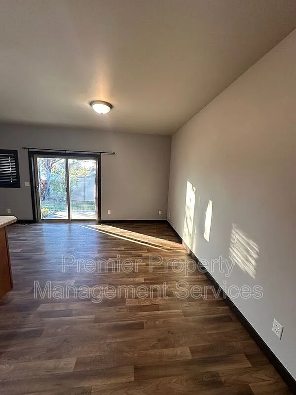 Building Photo - 2124 Rehberg Ln #1